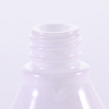Spezielle Form weißer Serumflasche mit silbernen Tropfen