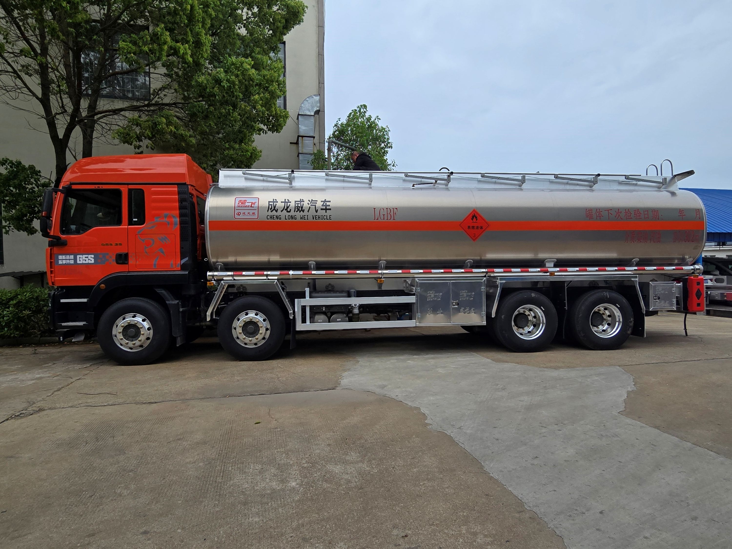 Caminhão de petrol para petróleo versátil Howo 8 × 4