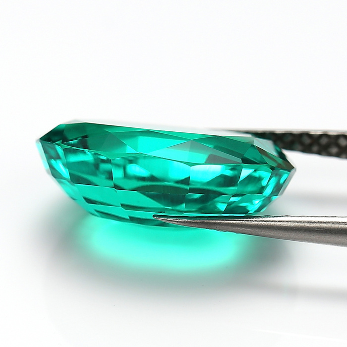 Bijoux floraux avec émeraude colombienne taille ovale 15x20