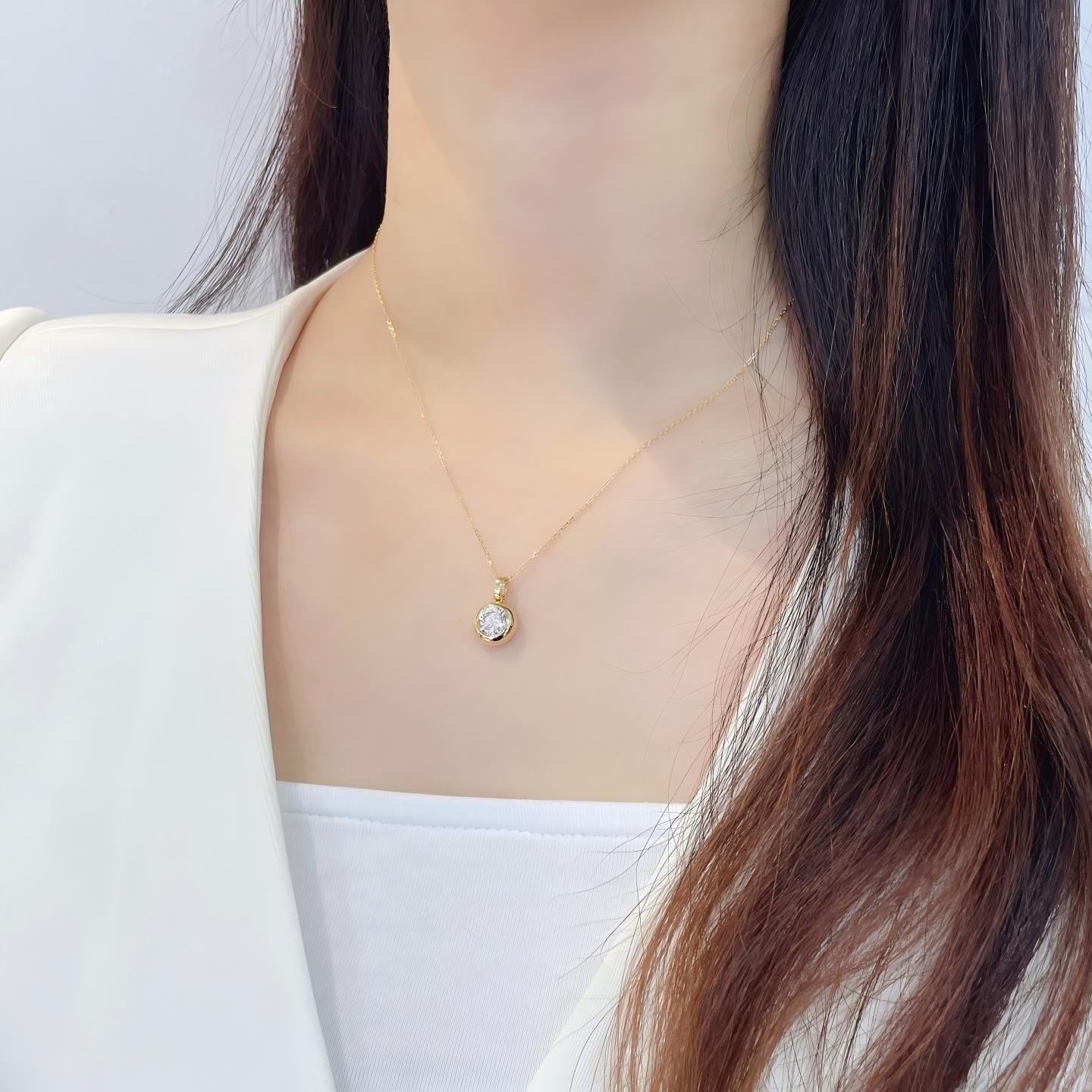 Wanita Anggun Memakai Kalung Bezel Berlian Laba Minimalis Emas 18K Emas