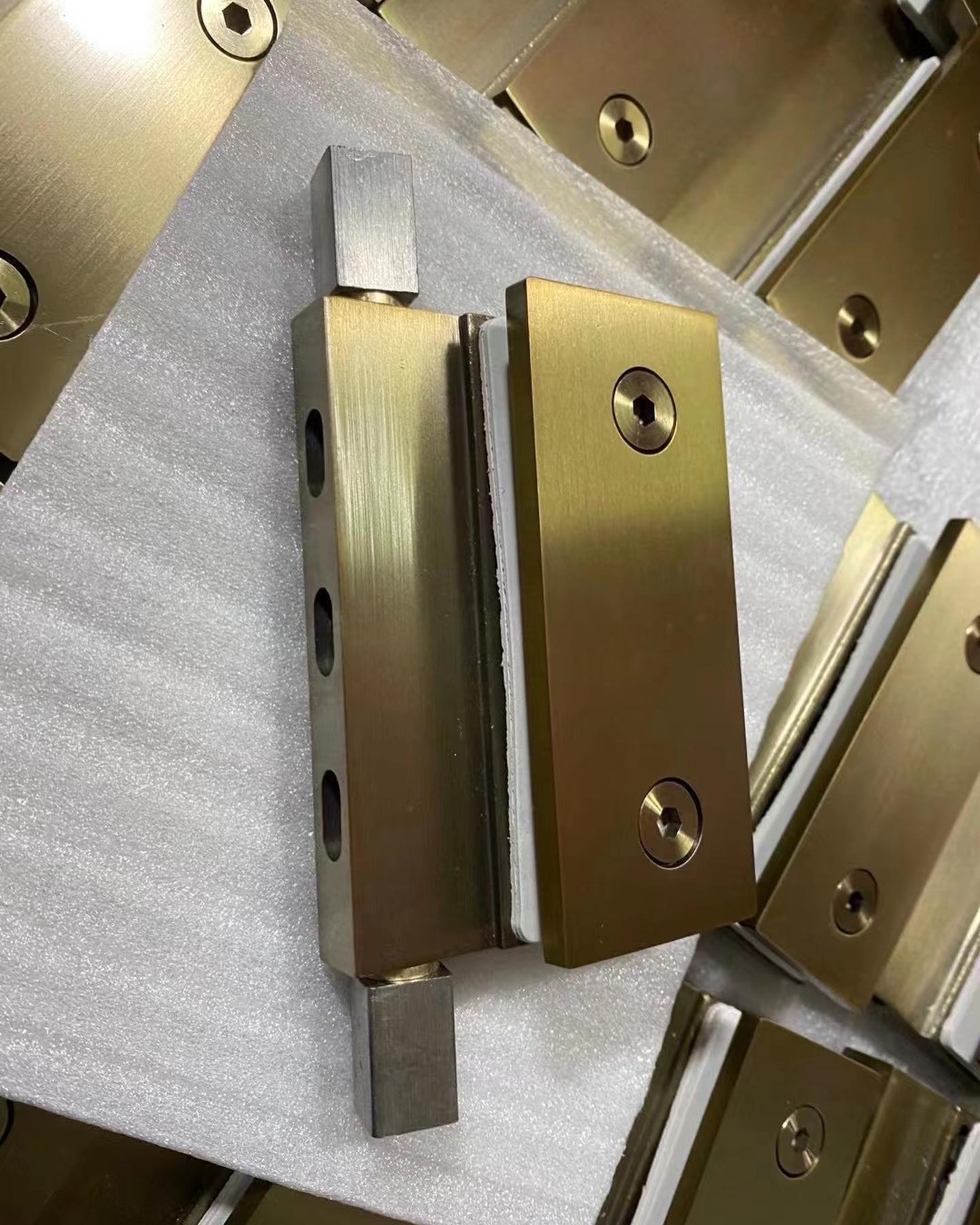 Glass hinge