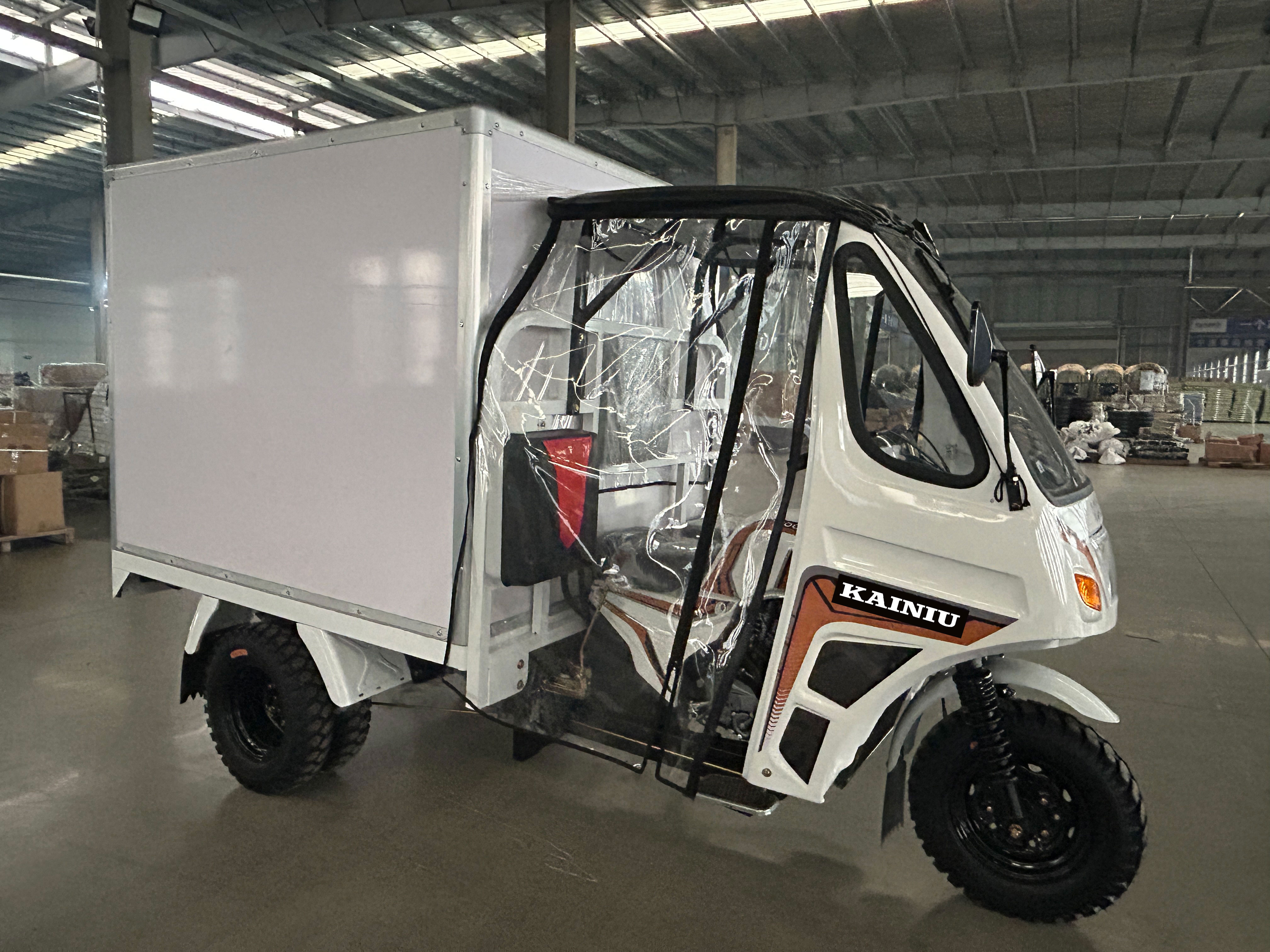 Triciclo resistente de caja de carga cerrada para transporte eficiente