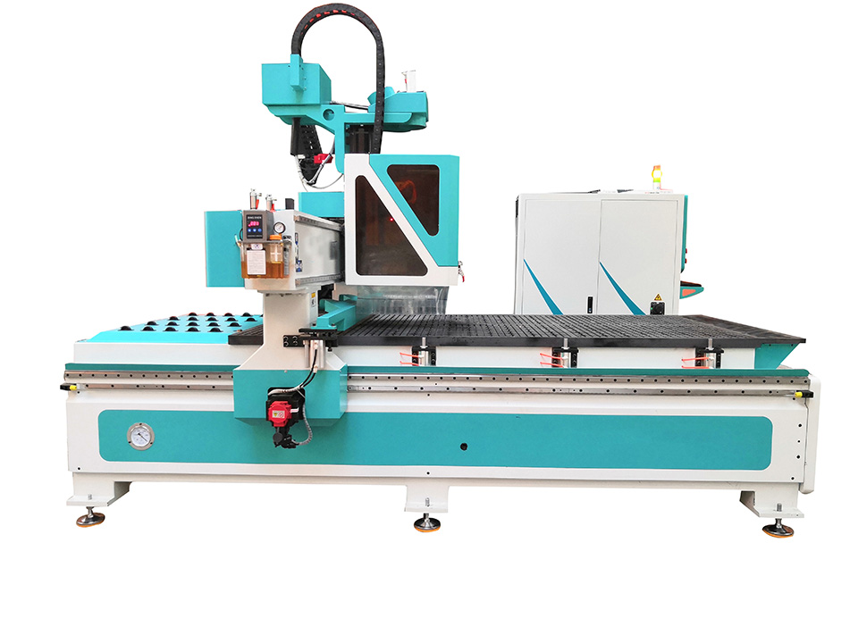 Enrutador CNC que produce gabinete y muebles