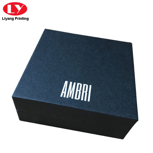 Lyxig liten svart matchbox med vit logotyp