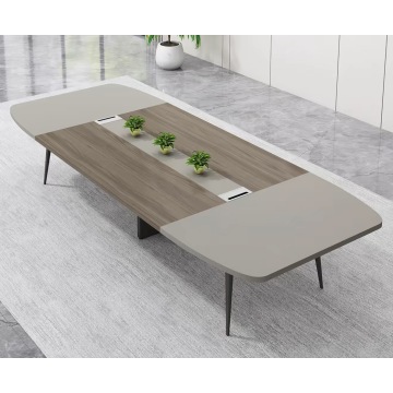 Mesa de conferência com estrutura metálica