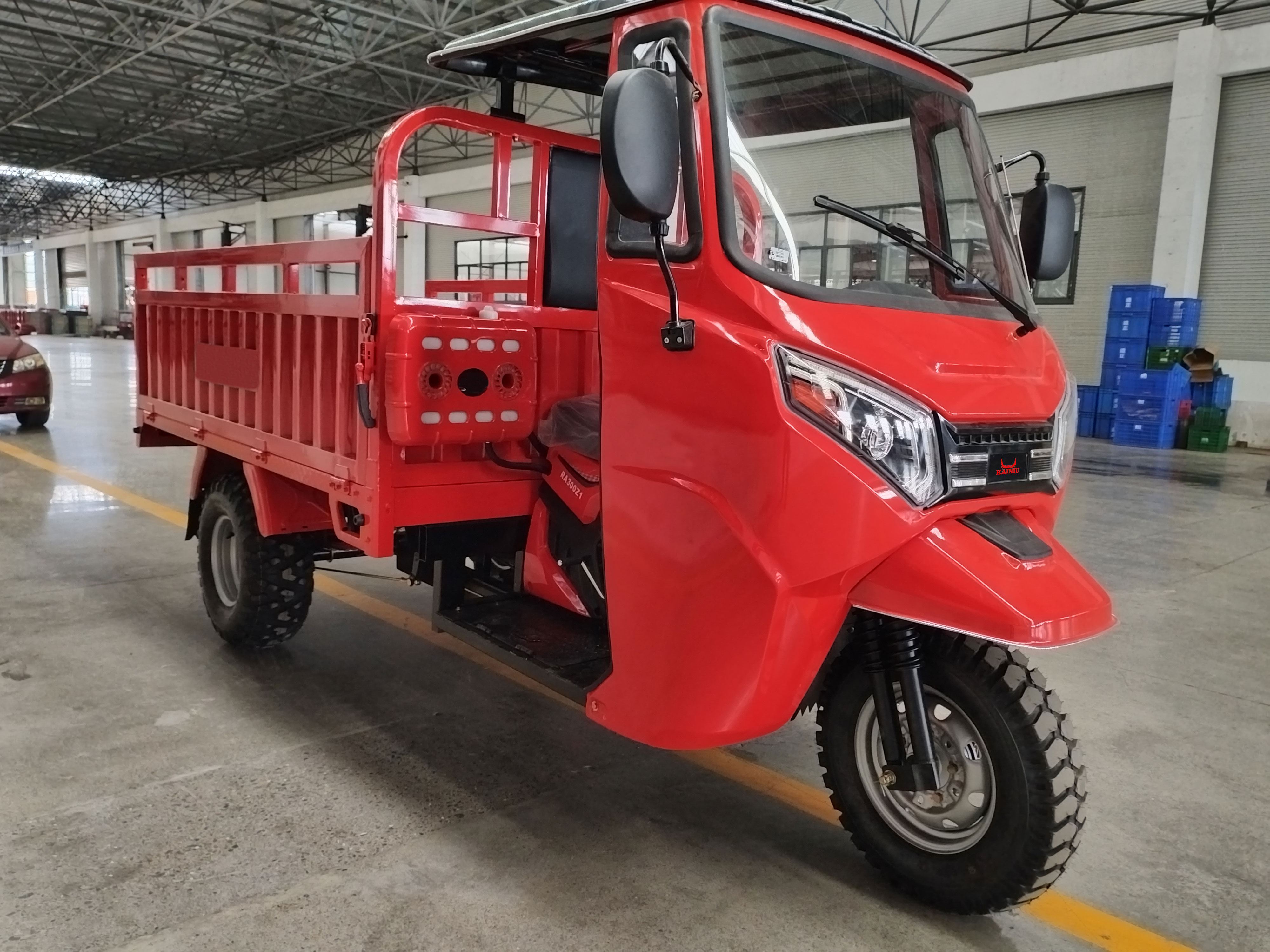 Triciclo semi de cabina para transporte eficiente