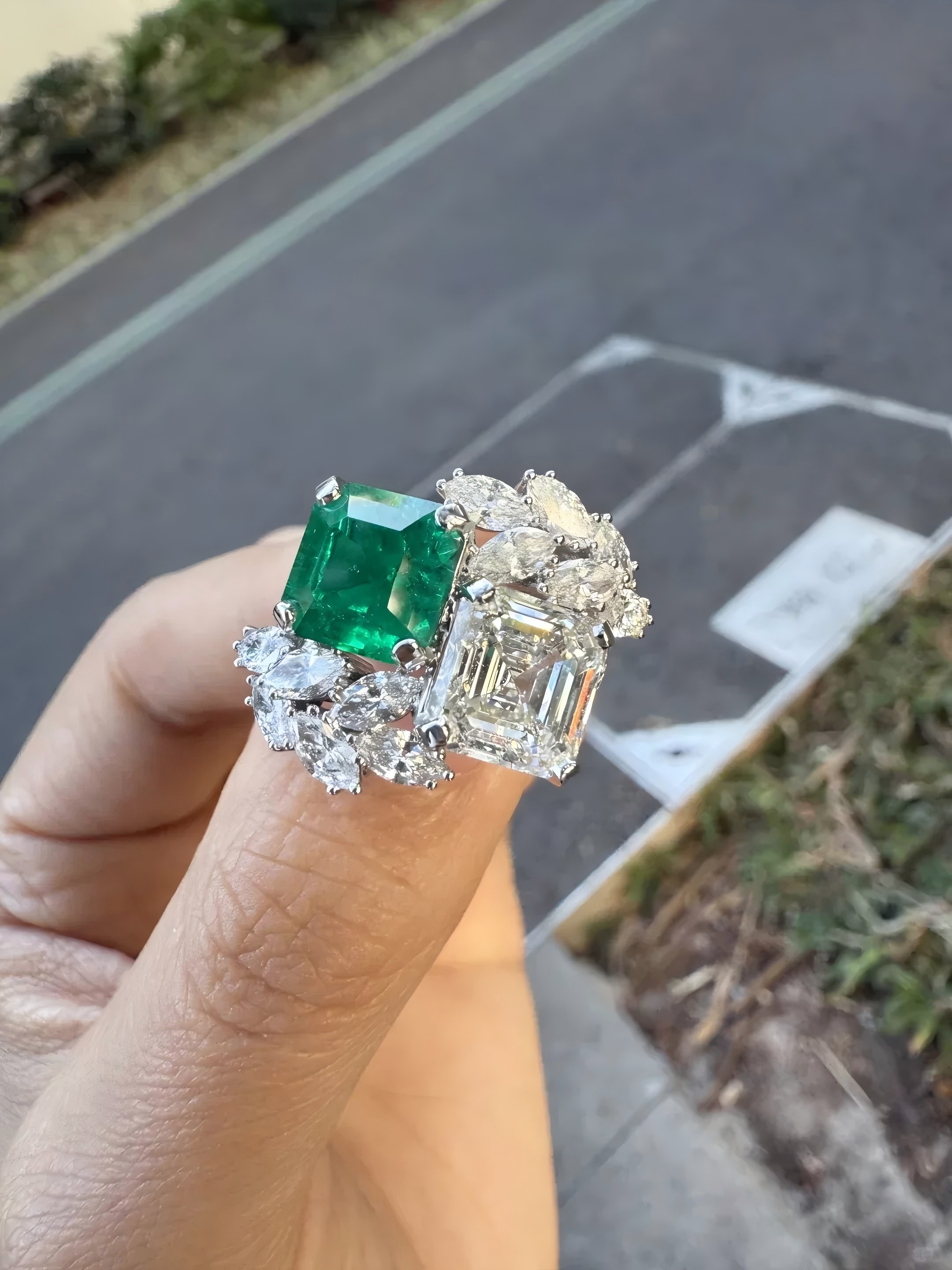 Anel Toi et Moi com dois diamantes lado a lado em um cenário de joias finas