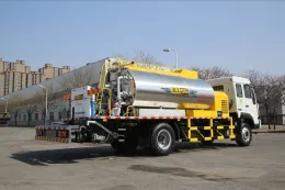 Asphalt distributor for road construction