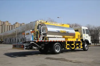 Asphalt distributor for road construction