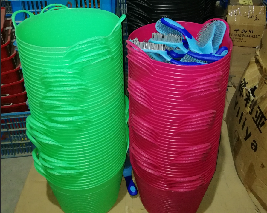 various color rubber horse feed buckets