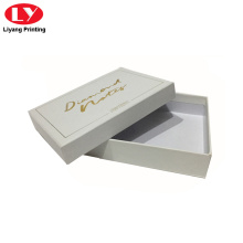 صندوق هدايا من الورق المقوى الأبيض مع شعار ختم ذهبي