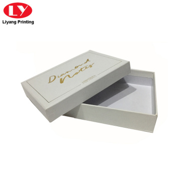 Confezione regalo in cartone bianco con logo stampato in oro