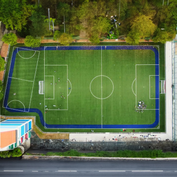 O campo de campo de futebol de superfície perfeito