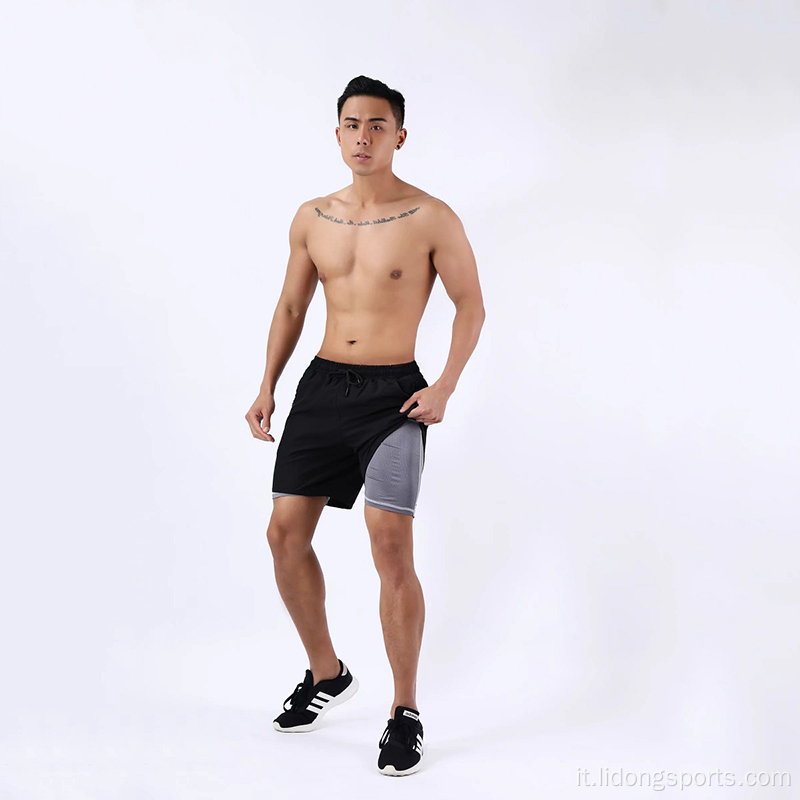Uomini fitness che eseguono pantaloni corti maschi
