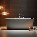 シンプルなスタイルの屋内自立式浴槽