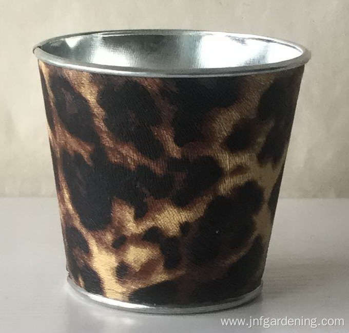 Doodle pattern iron flower bucket