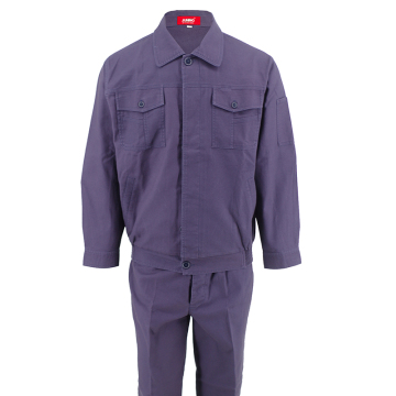 Cappotto viola dell'uomo addensato