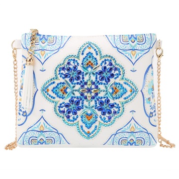 Bolso de cuero con cadena de flor de mariposa bordado