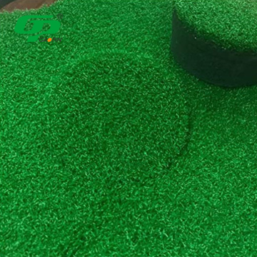 Cerveja pong colocando esteira de jogo de golfe