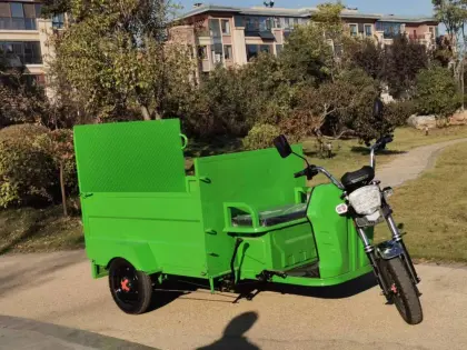 Four-barrel electric garbage pickup truck
