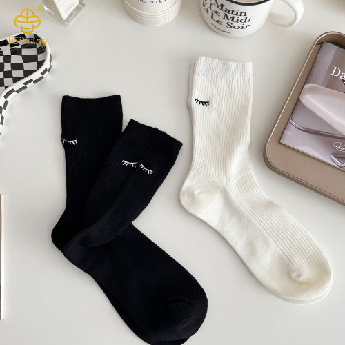 韓国の刺繍のまつげ女性の黒と白の積み重ねられた靴下