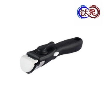 Кастрюля из нержавеющей стали имеет съемную ручку.