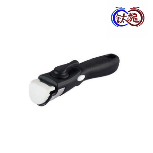 Кастрюля из нержавеющей стали имеет съемную ручку.