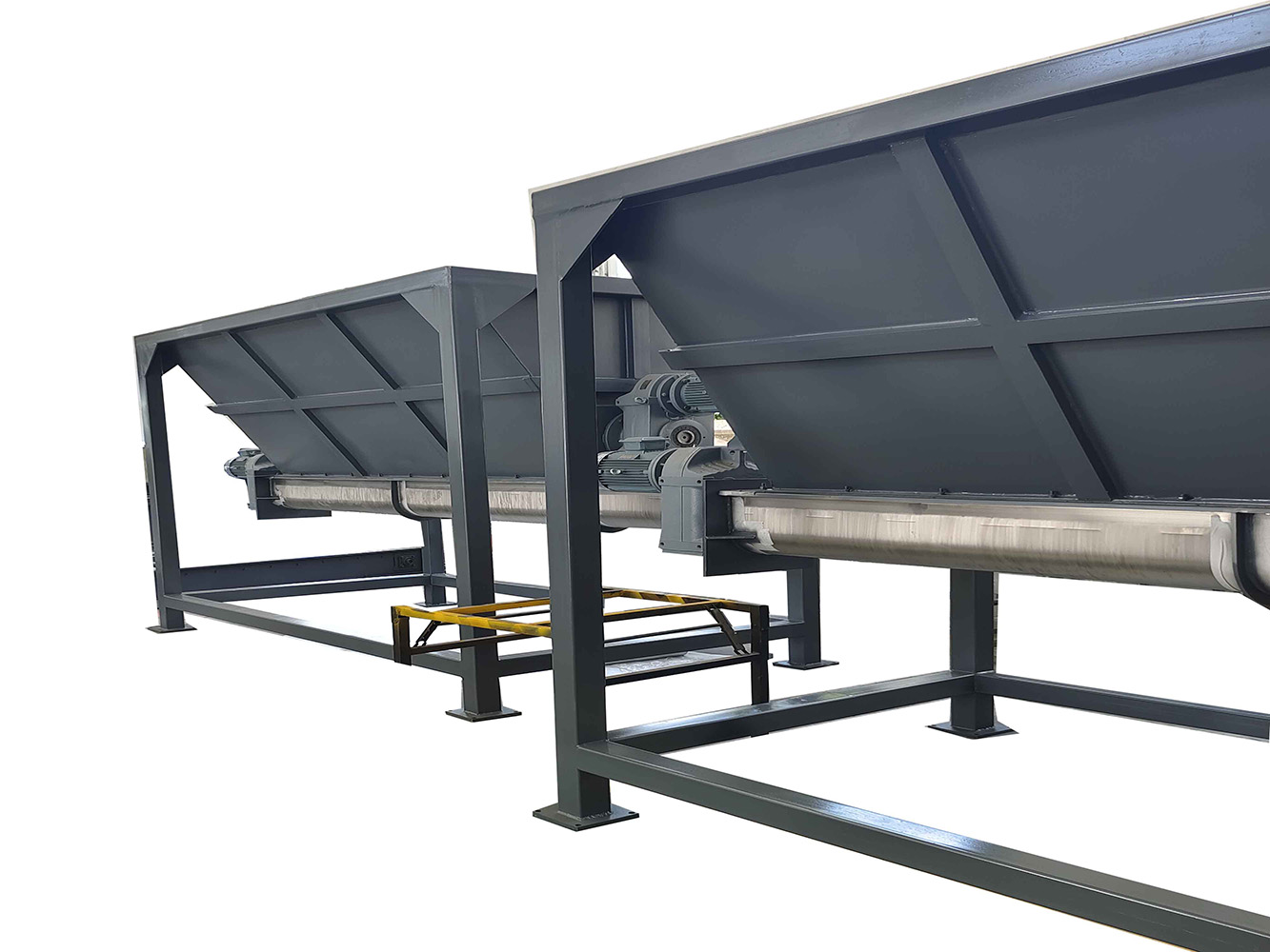 Intermediate buffer silos for the building materials industry