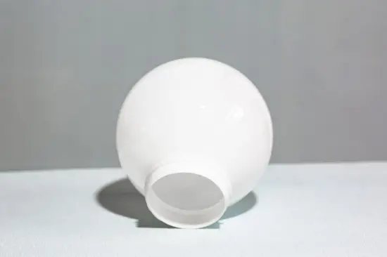 Pillar lamp globe production