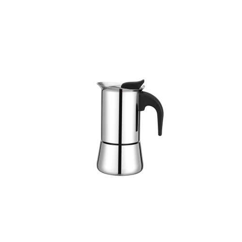 verter sobre cafetera de acero inoxidable