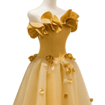 Abito da ballo in gollo in goccia in perline floreale in gold d'oro con fiori drappeggiati