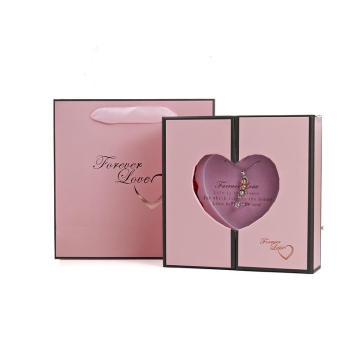 Boîte-cadeau à double porte personnalisée avec des fleurs de rose et un pendentif en anneau