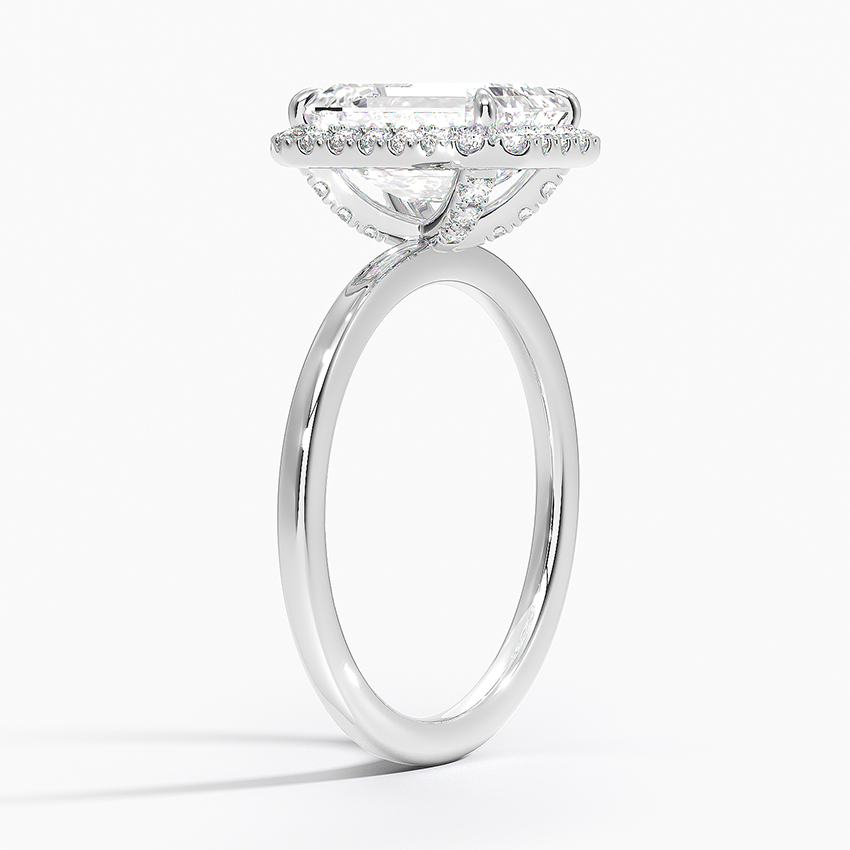 Angled Profile ng Emerald Halo Ring na nagpapakita ng Hidden Diamond Gallery Wrap