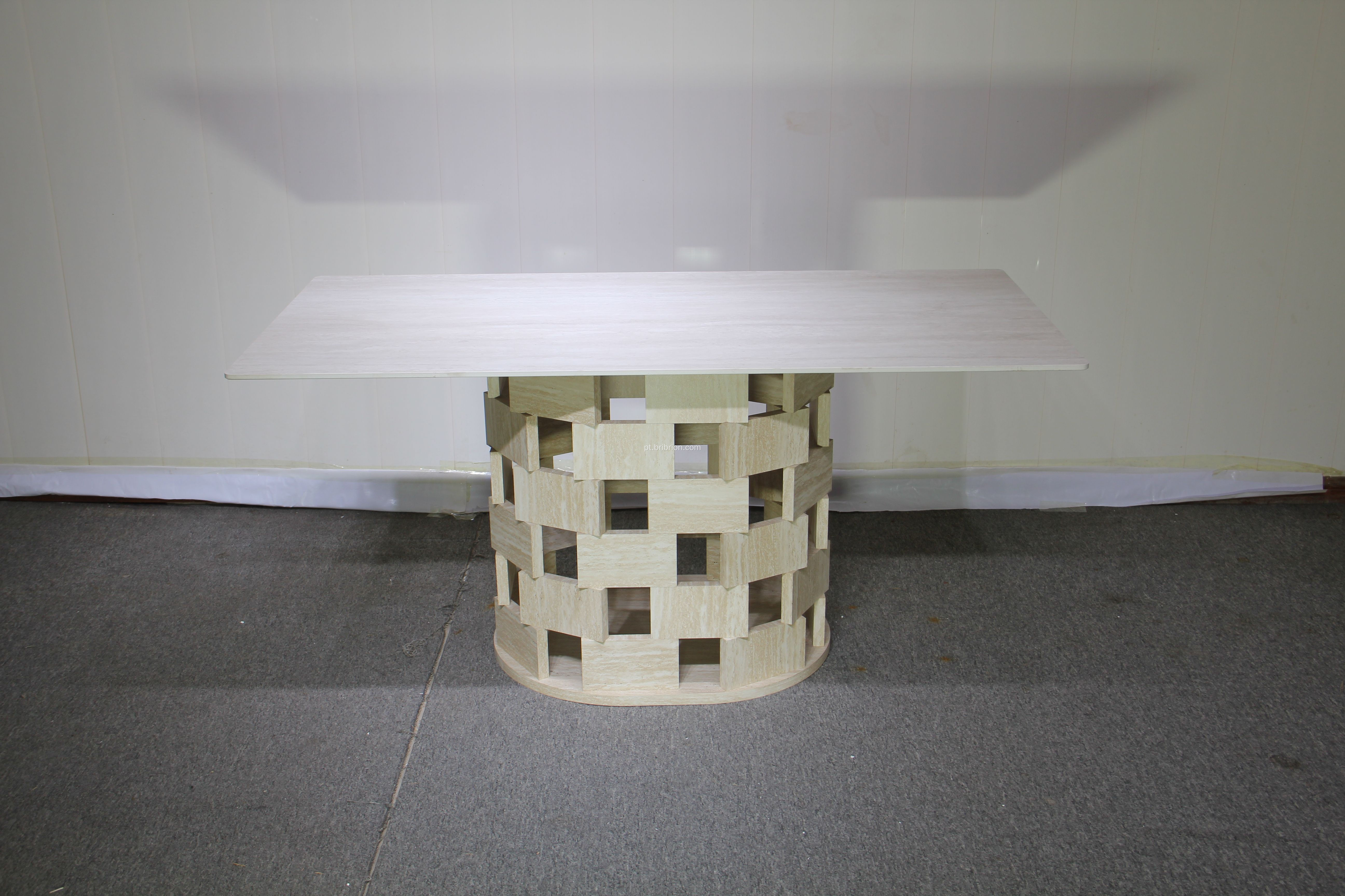 Mesa de jantar em cerâmica moderna com design geométrico de perna