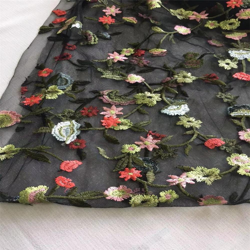 Tela de bordado plano de tul de colores con flores pequeñas