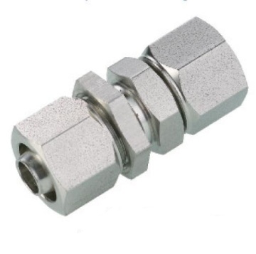 Stainless steel compression fitting bulkhead union