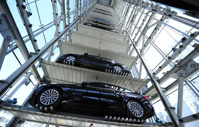 Comb type vertical lifting tower parking system