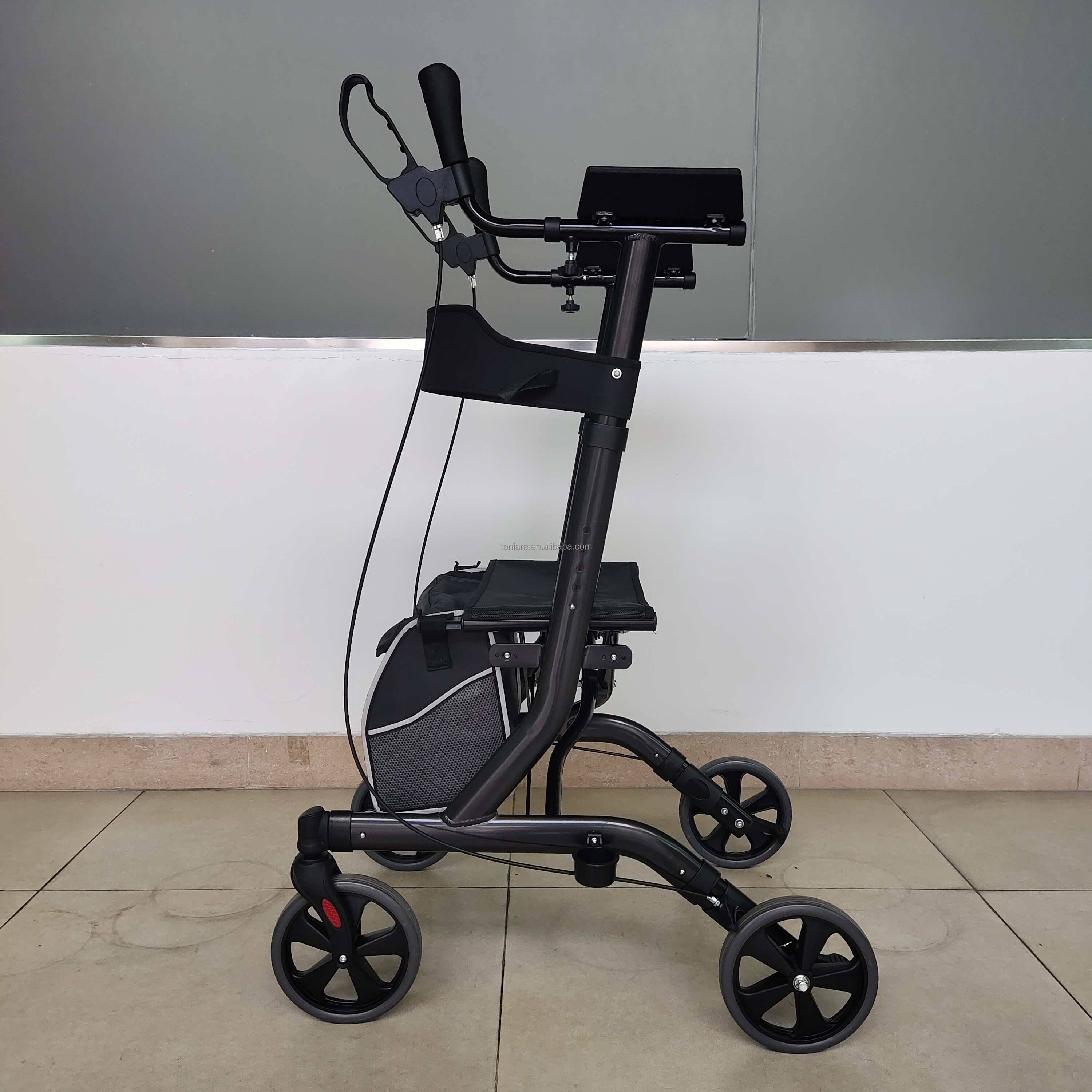 Aluminio Valor vertical Rollator Rollator de antebrazo con una bolsa de compras para ancianos TRA02C