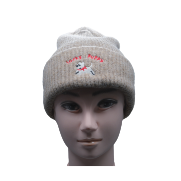 Стильная вязаная шапка цвета хаки с вышивкой