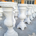 سنگ مرمر حکاکی شده در باغ