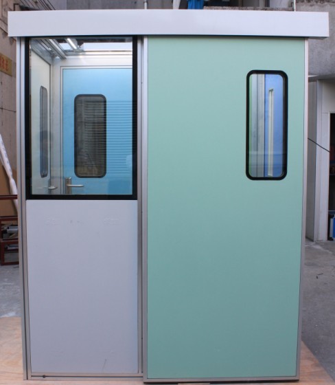 Fast action insulated hospital sliding door