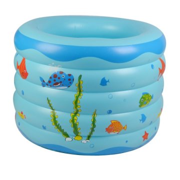 Divertimento estivo: piscina gonfiabile del parco acquatico con attrezzature giocose per avventure all'aperto