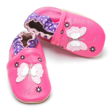 Zapatos de bebé de cuero suave lindo de la mariposa