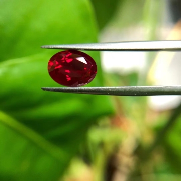 Materiale rozzo di sapphi di colore rosso artificiale per le applicazioni ottiche e pietre preziose