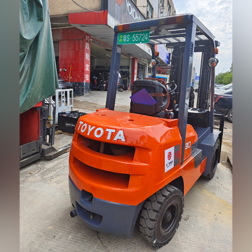 3 тонна использованного дизельного погрузчика Toyota