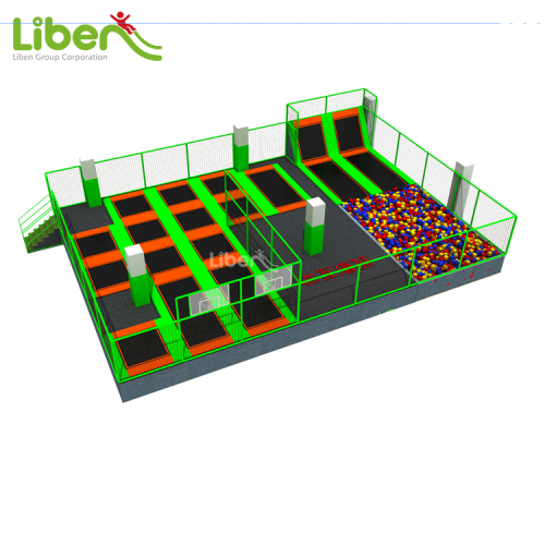 Maak een trampoline-park voor in de buitenlucht