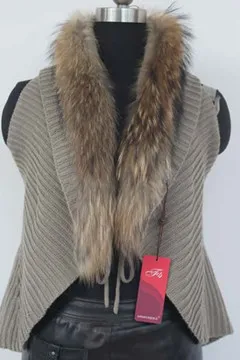 Knitting vest with raccoon fur collar