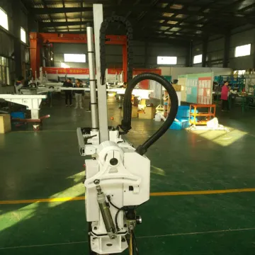 Back inclined,Robot Arm for Injection Moulding Machine