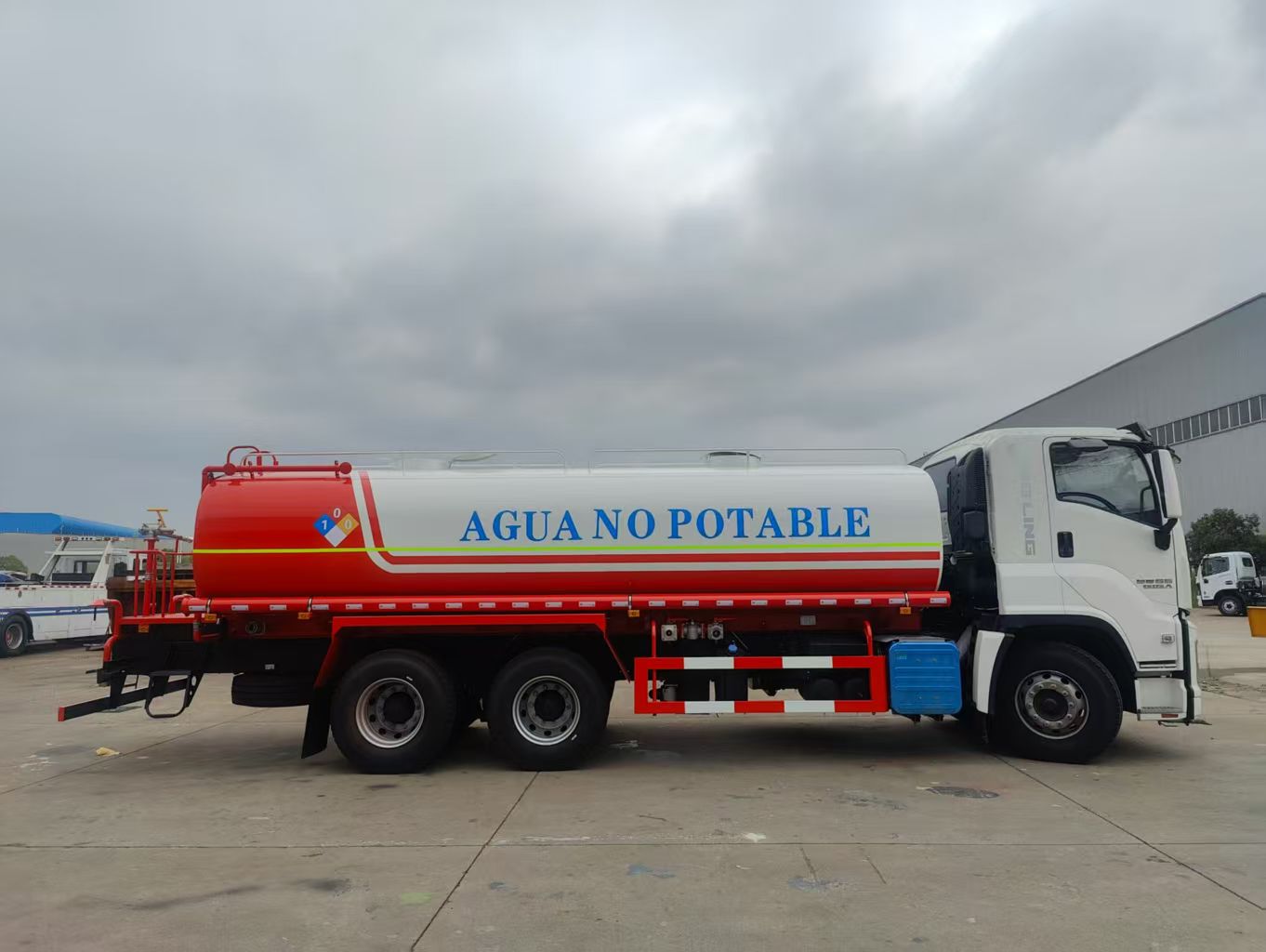 Reliable Water Sprinkler for Road Maintenance