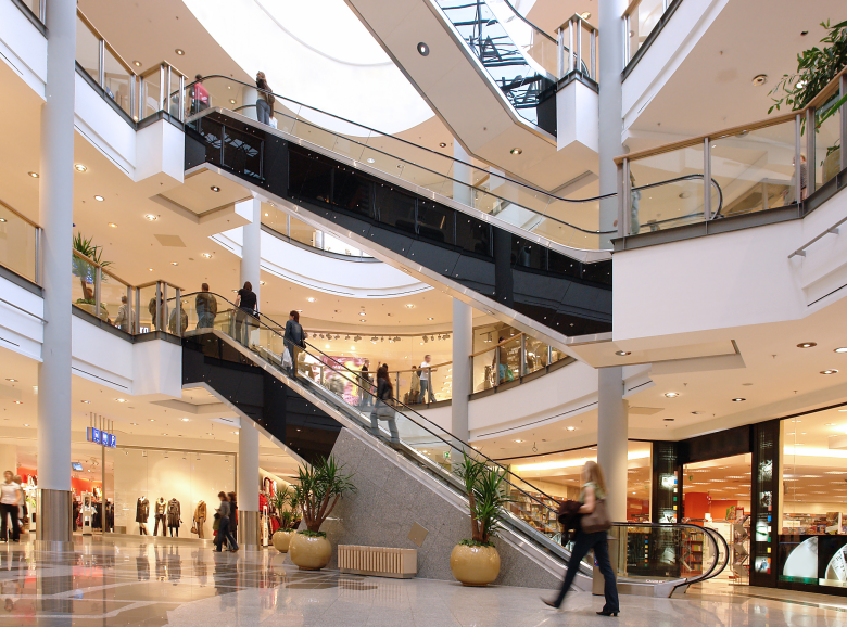 Escalator passager du centre commercial